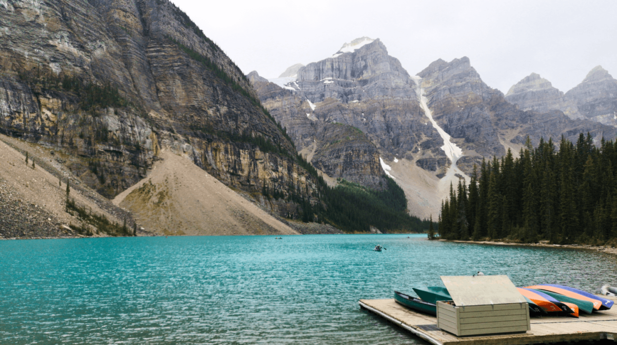 Moraine Lake canoë paysage incontournable à Banff